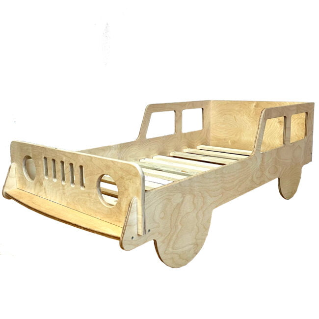 Łóżko samochód z zabezpieczeniem przed wypadnięciem i ramą z drewnianych listew
