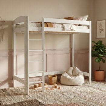 Weiße Hochbetten aus Massivholz mit Leiter im skandinavischen Kinderzimmer von Need Sleep